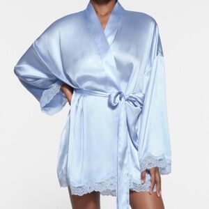 SKIMS Skims Hotel Shine Lace Short Robe (Size Large in Celeste)